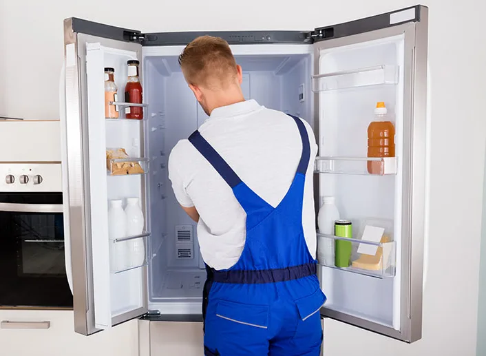 Técnico de reparación de refrigeradora